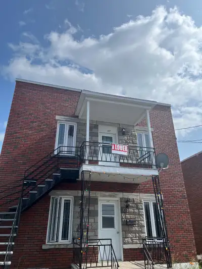 Découvrez ce charmant appartement 4 1/2 situé dans un duplex, à côté de tous les services, Super C,...