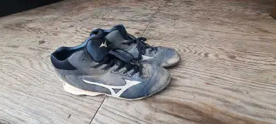 Size 8 Mizuno baseball cleats. Used 1 season.