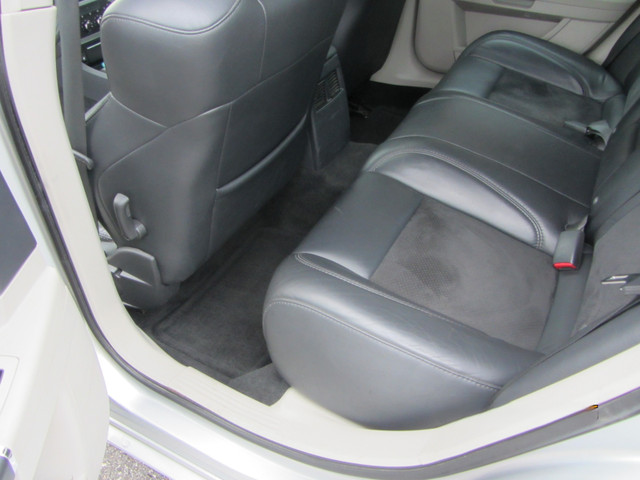 2006 300 SRT-8, same owner 16 years in Cars & Trucks in London - Image 4