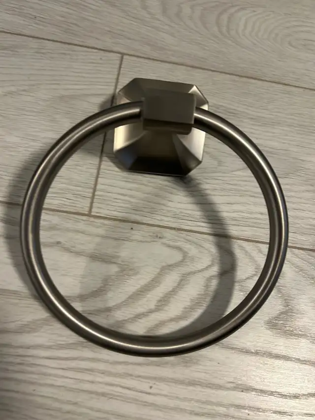 porte serviette mural argent brossé in Bathwares in Gatineau - Image 3