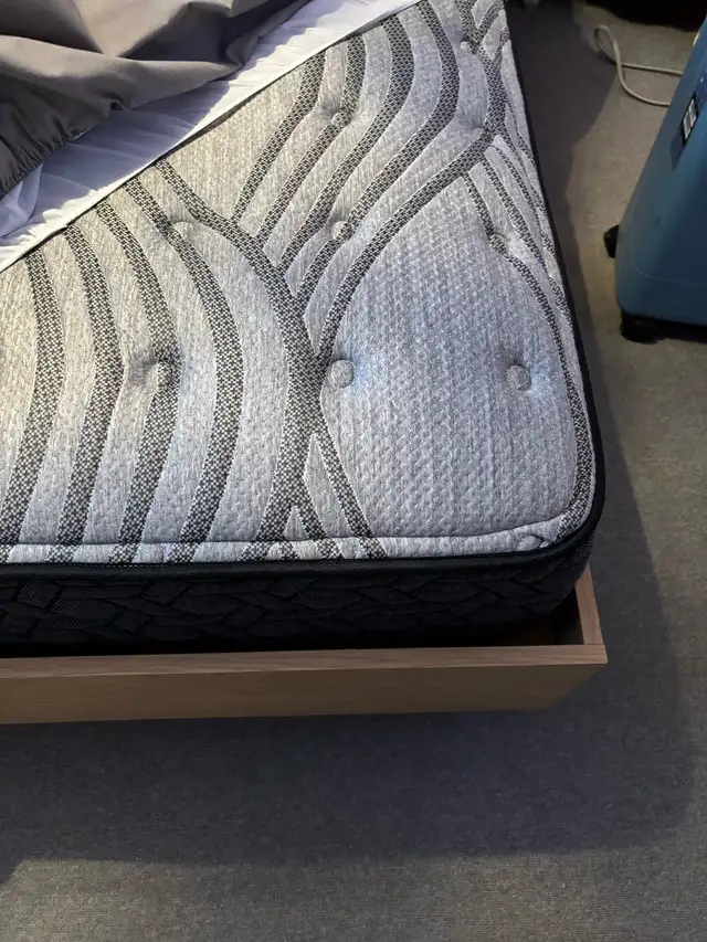 matelas queen  in Beds & Mattresses in Trois-Rivières - Image 2