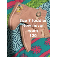 Toddler girl size 7 boots. New. $20
