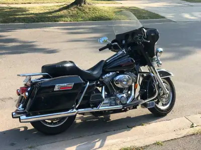 2006 electra glide std. 52k km. One owner, very well maintained. Needs mirror and rear brake rotor f...