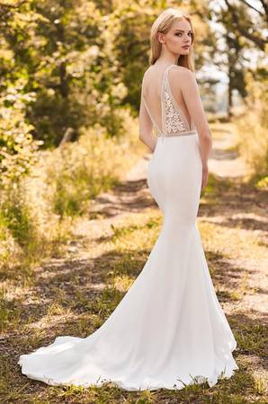 Wedding dress size 6, $1300, 2 different looks in Wedding in Oakville / Halton Region - Image 2