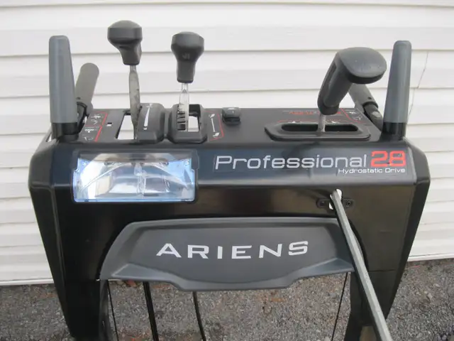 Souffleuse *CHENILLES* ARIENS HYDRO PRO 28  Snowblower Souffleur in Snowblowers in Laval / North Shore - Image 4