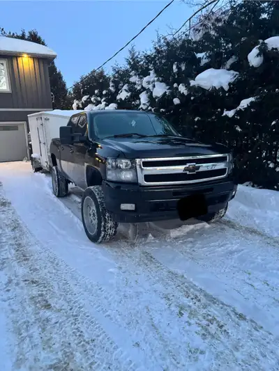 Selling my 2011 Chevy 1500 5.3 4x4. Leather seats, heated seats, and cruise control. Great truck run...
