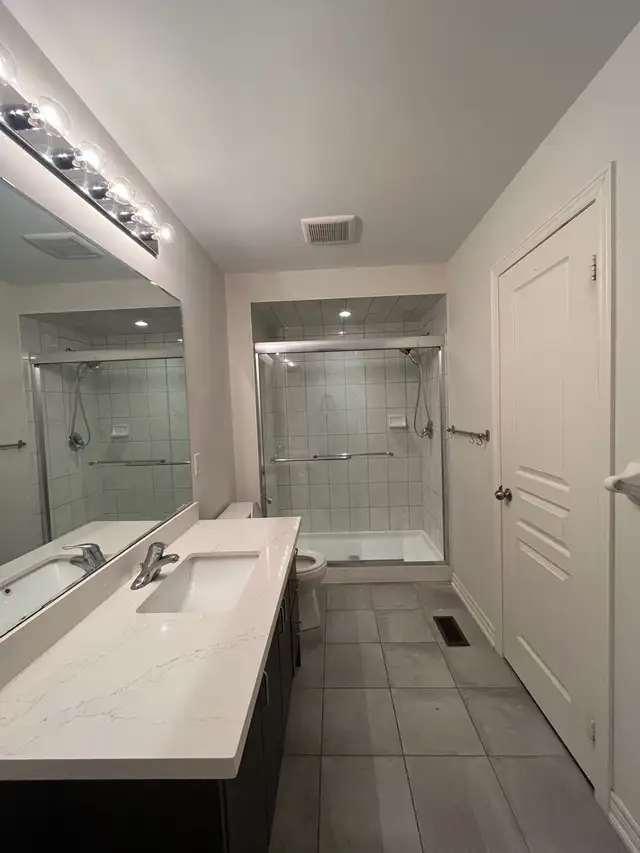Large master bedroom with independent bathroom for rent in Long Term Rentals in Oakville / Halton Region - Image 4
