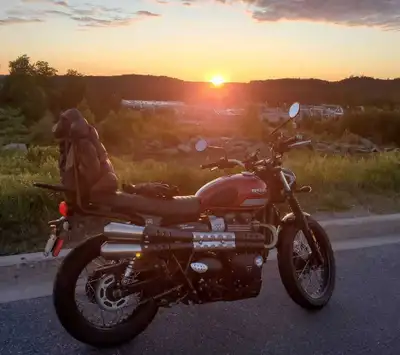 Great condition 2017 Triumph Street Scrambler in the desirable **Korosi Red / Frozen Silver** colour...