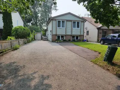 Upper 2 Bedroom Apartment with Private Backyard in Barrie