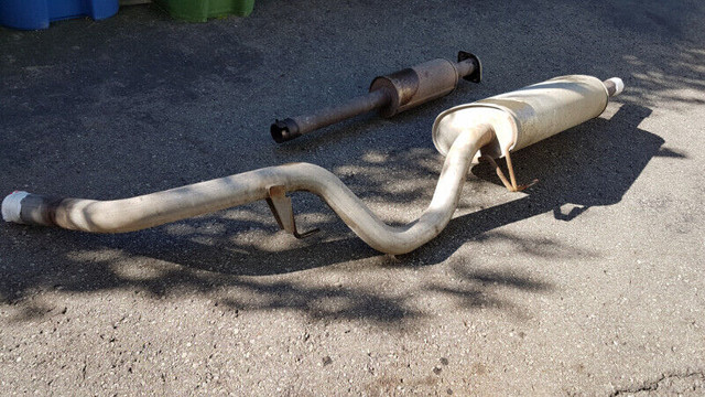 Muffler Ford F-150 2011-2014 5.0L V8 Silencieux Résonateur dans Moteur, Pièces de Moteur  à Ville de Montréal