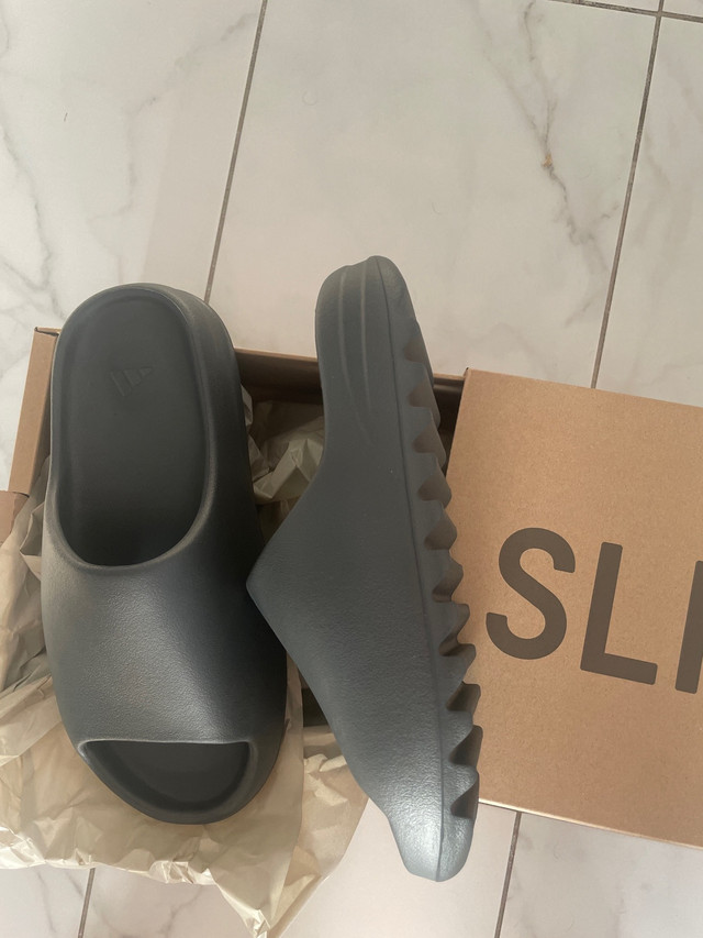 Yeezy Slides US 10 Onyx Grey dans Chaussures pour hommes  à Longueuil/Rive Sud - Image 3