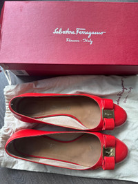 Salvatore Ferragamo Vara shoes 39 8.5 made in Italy box dust bag
