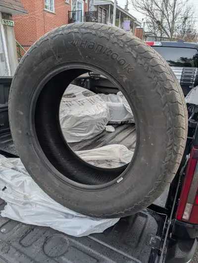 Pneus d'origine pour F150, seulement 63 km fait dessus. Un