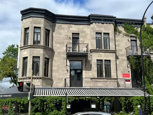 Bureau de 500 pi² à louer au-dessus du Café Cherrier, au 3629, rue Saint-Denis, au cœur du Plateau-M...