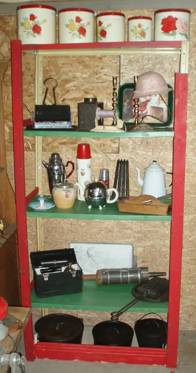 antique commode de dame en chêne in Dressers & Wardrobes in Lanaudière - Image 5