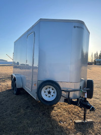 Single axle enclosed trailer