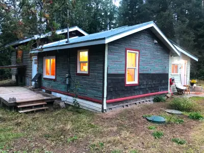 10 acres. 2 bedrooms + den, 1 bathroom, in city..!!
