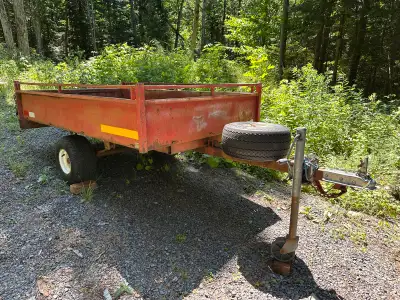 Remorque 4 x 7 pi. en acier très légère, dompeur, rampe en acier amovible, roule super bien, 3 roues...