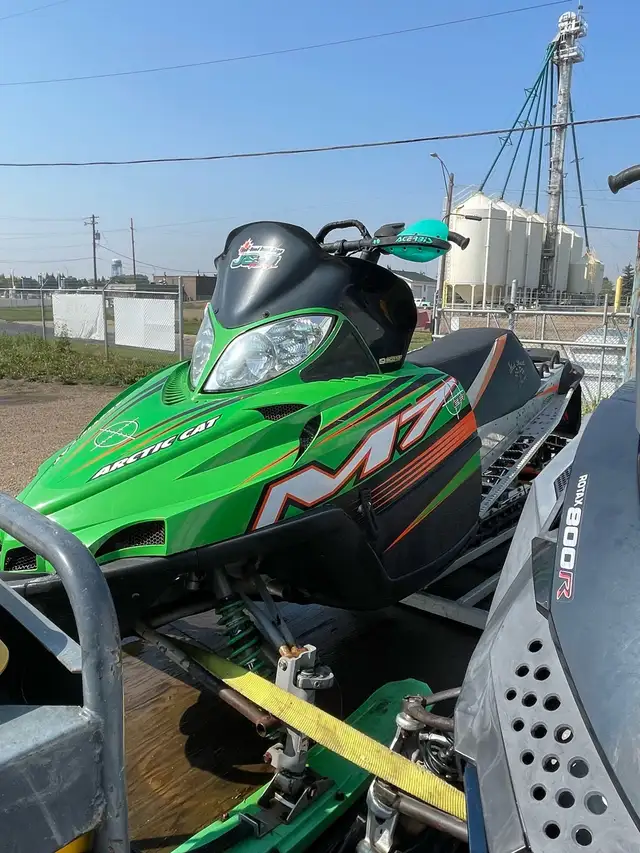 Arctic Cat,Skidoo Rev with trailer in Snowmobiles in Strathcona County - Image 4