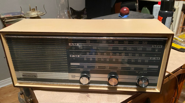 Vintage Radio AM/FM GRUNDIG dans Art et objets de collection  à Laval/Rive Nord