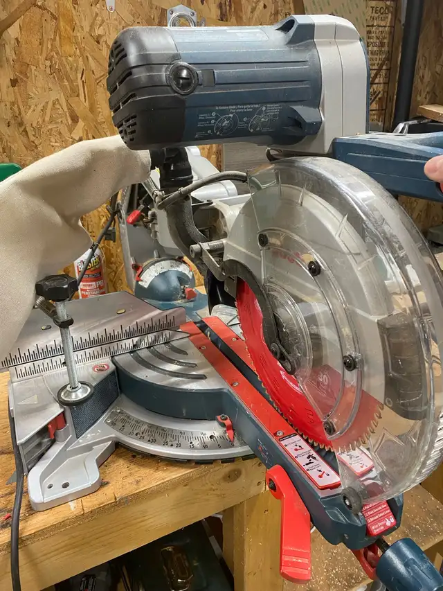 Bosch Dual-Bevel Hinge Slide Miter Saw 12” in Power Tools in Kamloops - Image 3