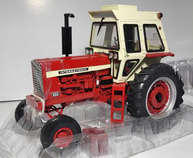 1/16 IH 856 Precision Elite Toy Tractor