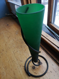 Vase vert et base métal