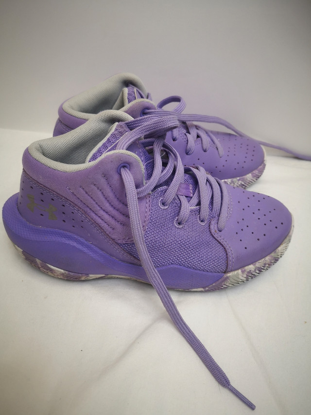 Youth Girls Under Armour Youth Jet '21 Basketball Shoes size 1 in Kids & Youth in Moncton - Image 2