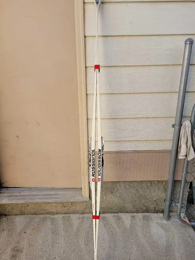 Rossignol XTour venture  Skin  cross coutry ski 198cm  in Ski in Calgary - Image 3