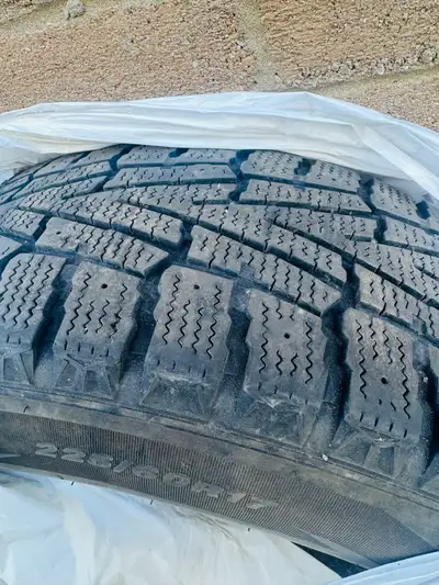 Selling a set of 4 Nexen winter tires mounted on steel rims. Previously used on Nissan rogue •Size:...