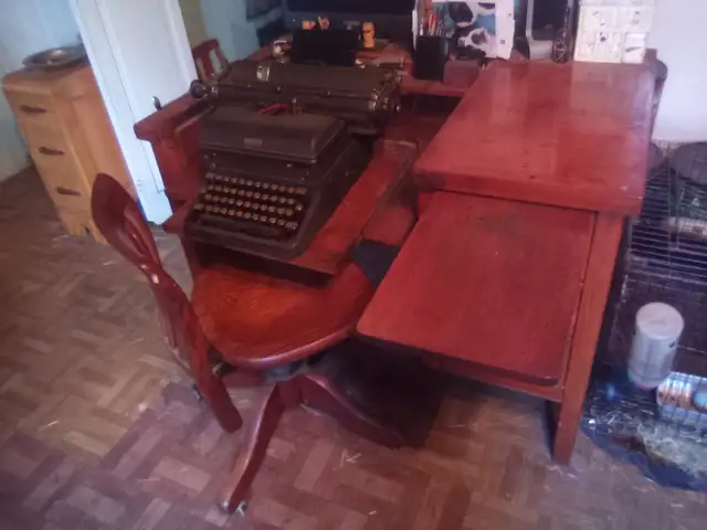 1941 Desk and Chair and Typewriter / Mobilier de Bureau in Multi-item in Laval / North Shore - Image 4