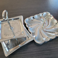 2 Chrome Candy Serving Dish Trays. Plateaux de service en chrome