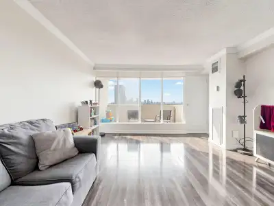 Elegant Penthouse corner unit with south west panoramic view, Renovated suite with open kitchen and...
