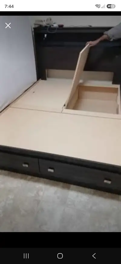 Queen bed in great shape, extremely easy to assemble and reassemble . Very sturdy, no noises, minor...