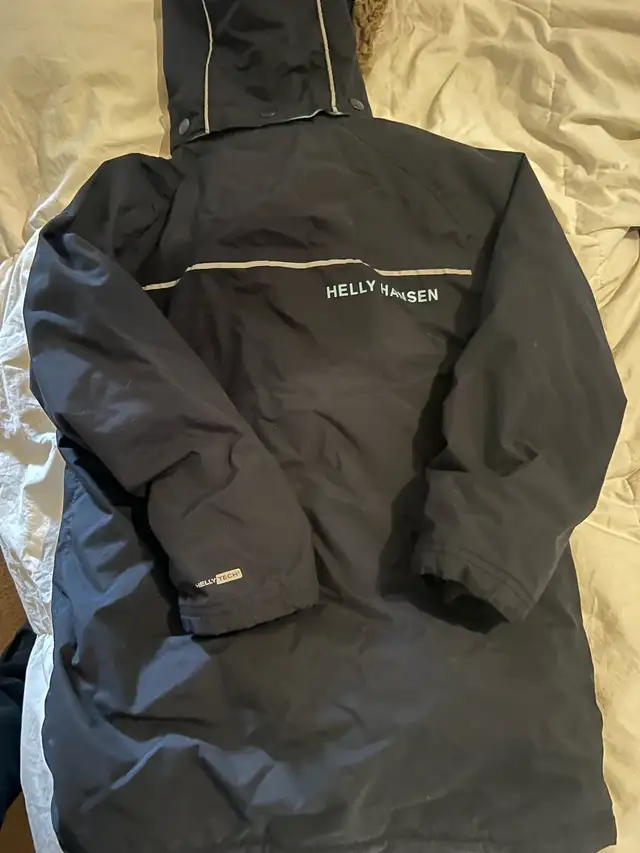 Helly Hansen Girls Size 9 Winter Coat Jacket  in Kids & Youth in Kingston - Image 3