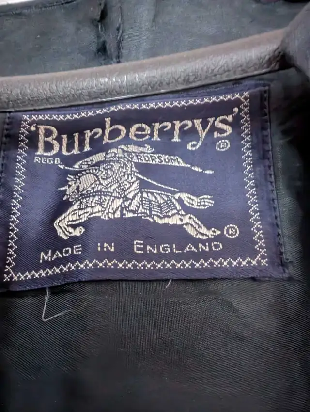 Genuine Vintage Woman's  Burberrys Trench Coat in Women's - Tops & Outerwear in Mississauga / Peel Region - Image 4