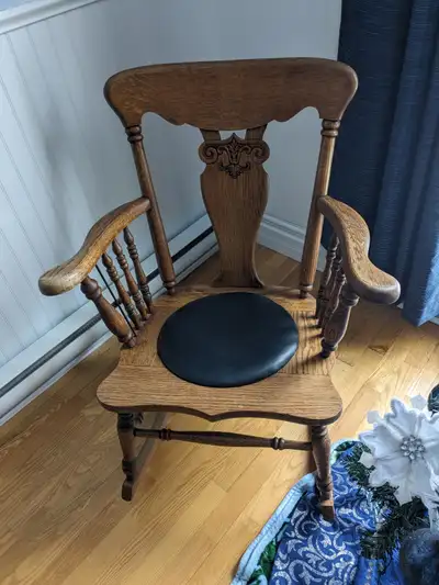 Chaise berçante en chêne 50$, View more