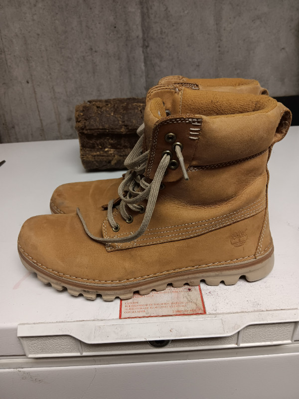 Women's Timberland hiking boots size 9 dans Femmes - Chaussures  à Ville de Montréal - Image 2