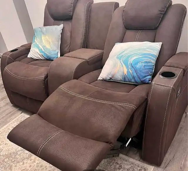 Double Reclining Loveseat in Chairs & Recliners in City of Toronto - Image 2