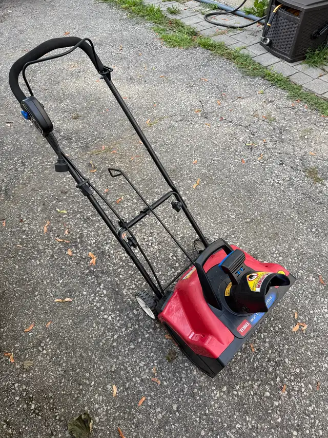 Toro 1800 Power Curve Snowblower in Snowblowers in Mississauga / Peel Region - Image 2
