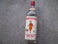 1-BOUTEILLE EN VERRE,BEEFEATER DRY GIN 40 ONCES,VINTAGE.