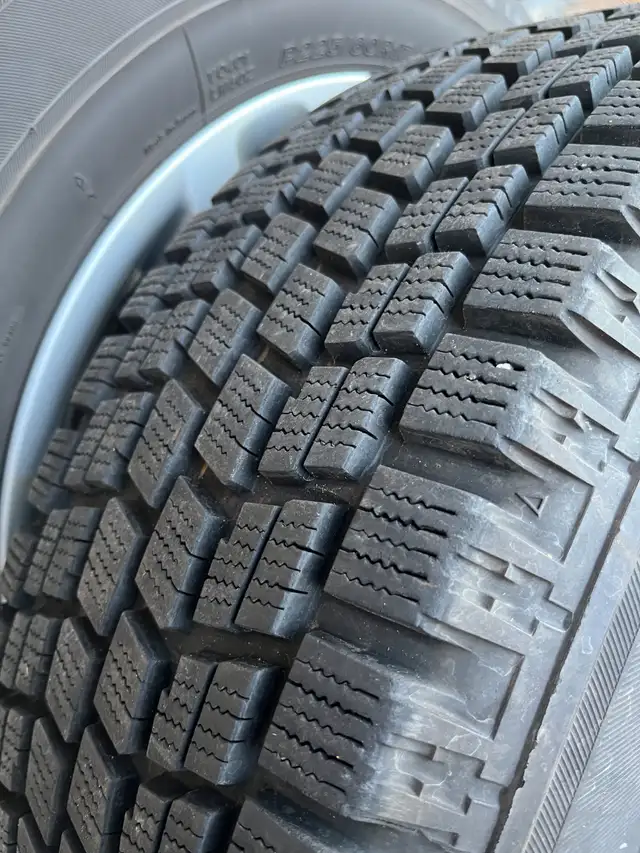 BMW  X3 OEM Rims & Winter Tires  Run Flat 225/60/17 - Like New in Tires & Rims in City of Toronto - Image 9