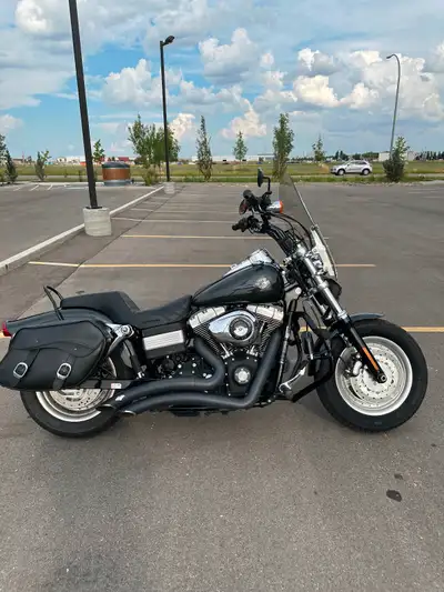 2009 Harley Fat Bob Upgrades include: - new brake and clutch lines (length for 16” bars) -new bars -...