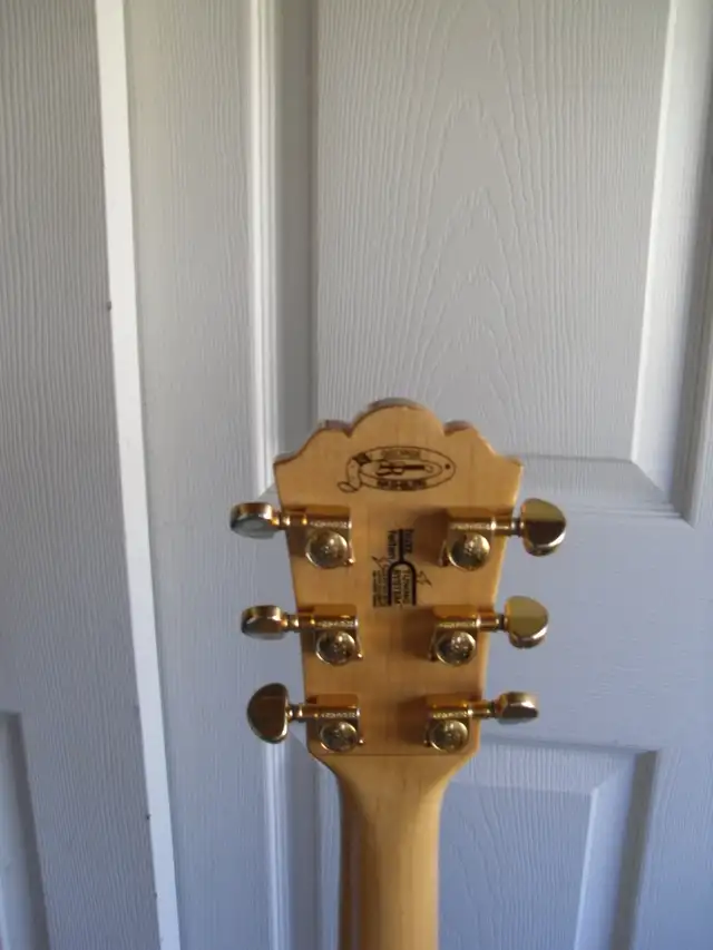 Washburn Acoustic Guitar in Guitars in London - Image 5