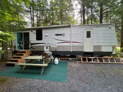 Roulotte de terrain 30 pieds, porte patio, chambres et salle de bain fermées, bien fenestrée + 4 pui...