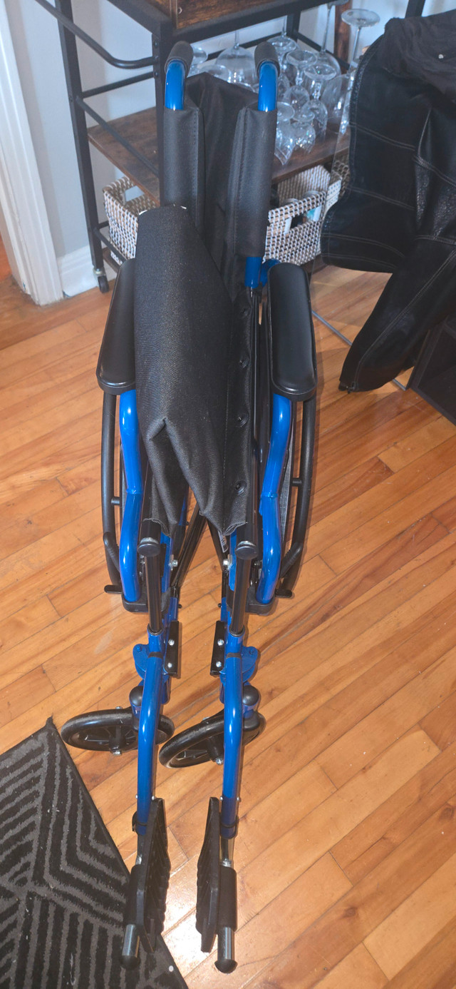 Fauteuil roulant Drive médical bleu état neuf dans Santé et besoins spéciaux  à Ville de Montréal - Image 3