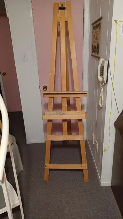 Grand chevalet pour peindre en bois avec casier dans le bas pour placer ces accessoires.