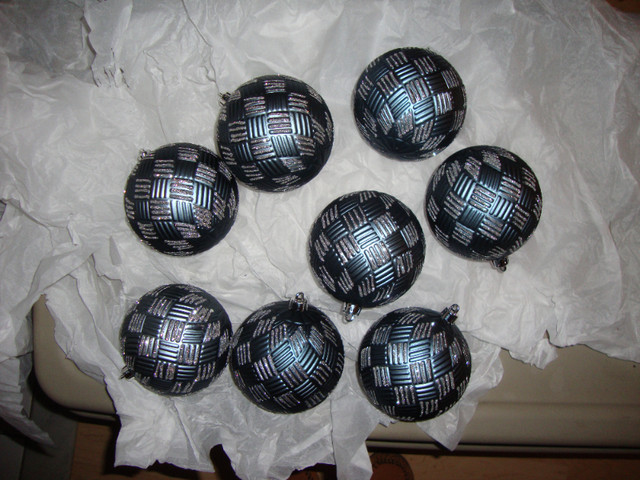 Jeu de 10 boules bleues de Noël et trois petits sapin bleus $15. dans Fêtes et événements  à Longueuil/Rive Sud - Image 2