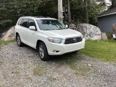2010 Toyota Highlander Sport 185000 Kms All new brakes including emergency brakes,almost new Micheli...