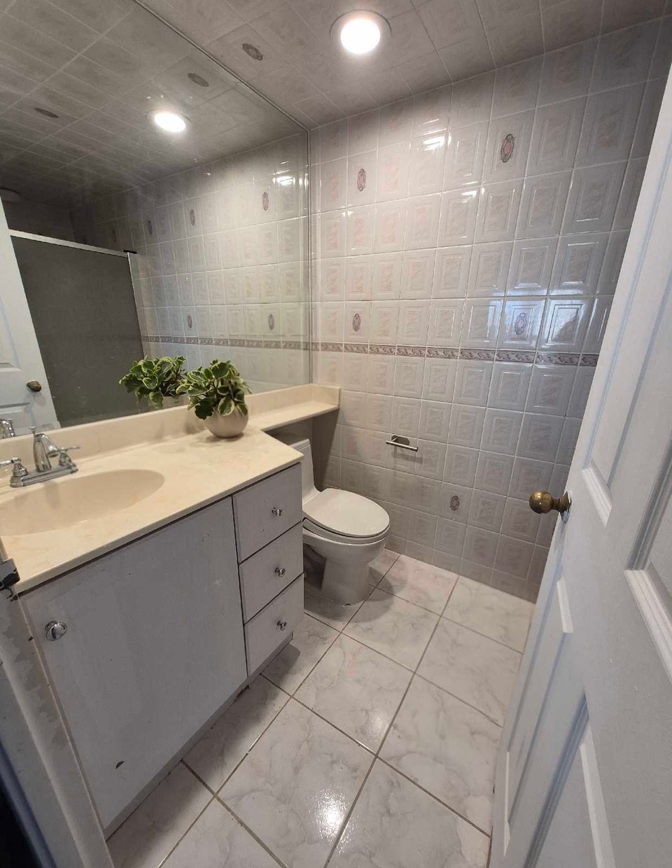 MODERN & CLEAN 2-BEDROOM CONDO FOR RENT NEAR SQUARE ONE! 2
